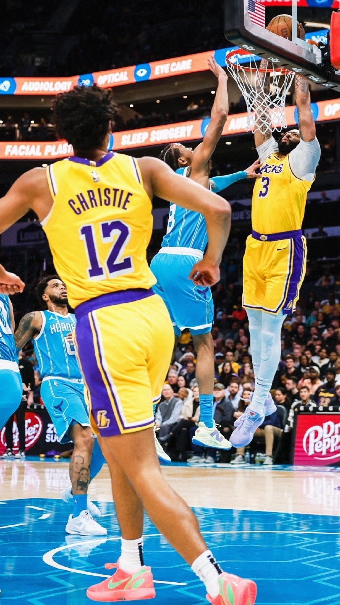 晋级下一阶段引发热议！，浓眉哥在篮网比赛中锐不可当再创辉煌时刻(频率波段划分表)