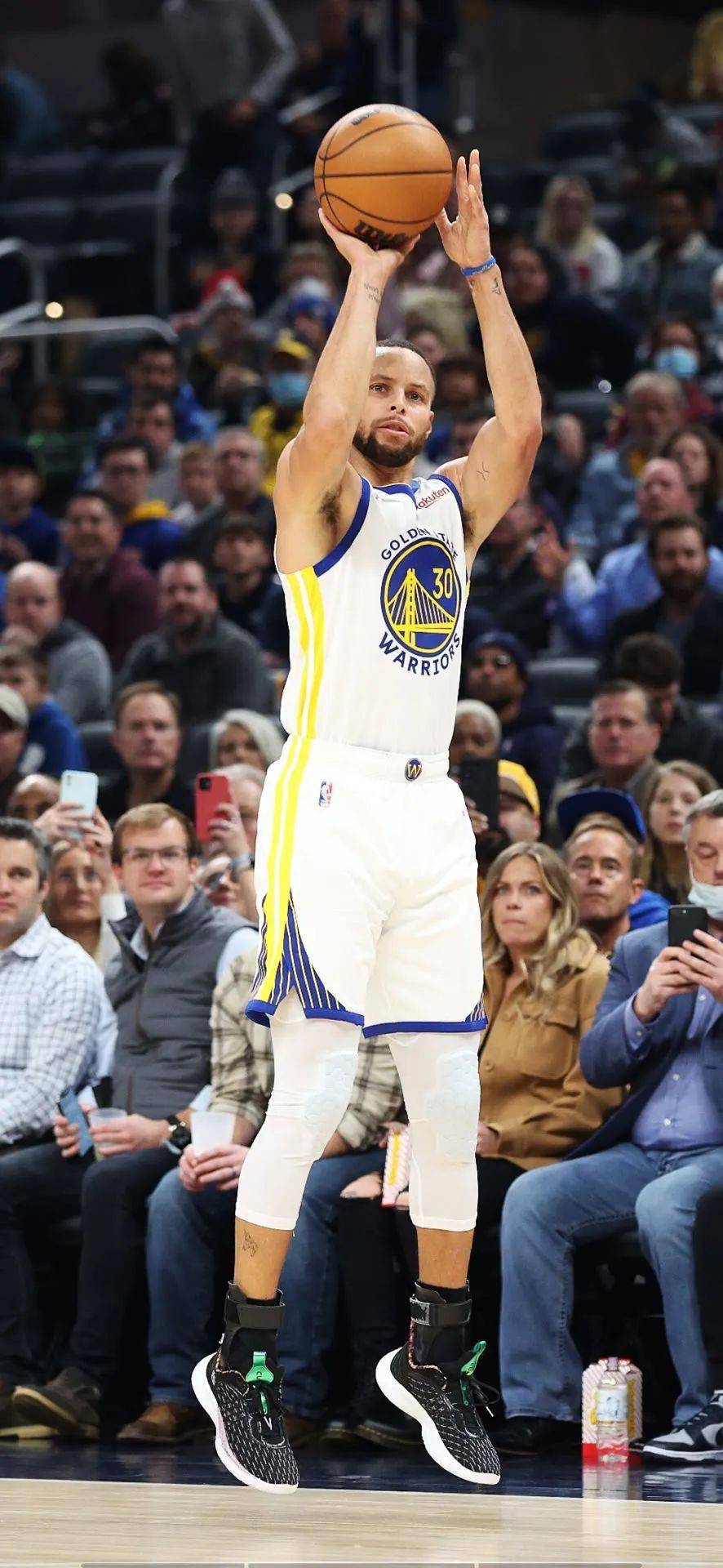 关于库里迎来十五赛季高光表现,雄鹿球迷沸腾!的信息 关于库里迎来十五赛季高光表现,雄鹿球迷沸腾!的信息